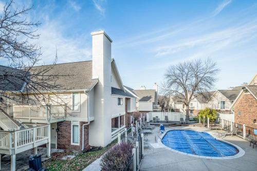 Hotel Cloverleaf Suites Overland Park