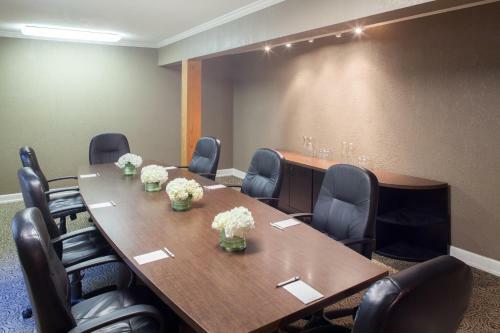 Hotel Cloverleaf Suites Overland Park