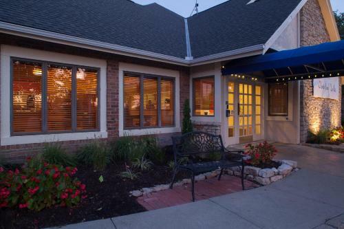 Hotel Cloverleaf Suites Overland Park