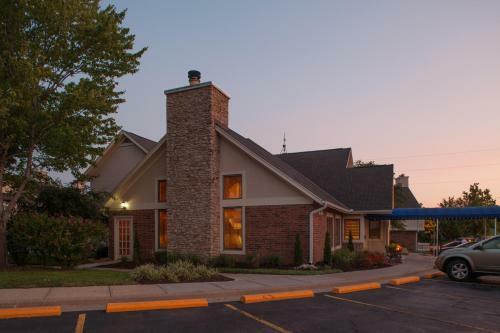Hotel Cloverleaf Suites Overland Park
