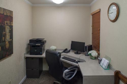 Hotel Cloverleaf Suites Overland Park