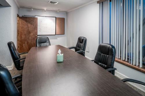 Hotel Cloverleaf Suites Overland Park
