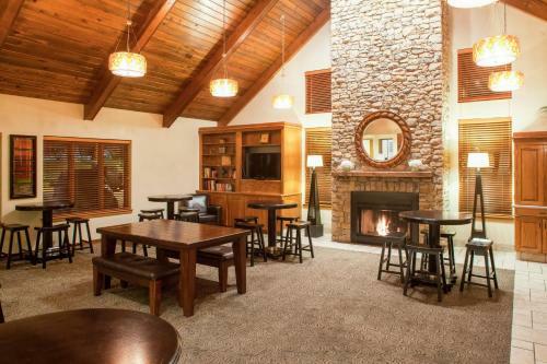 Hotel Cloverleaf Suites Overland Park