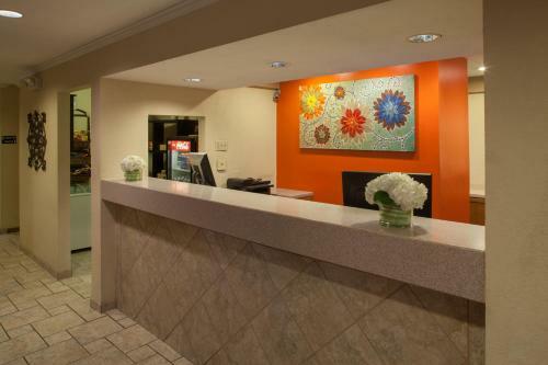 Hotel Cloverleaf Suites Overland Park