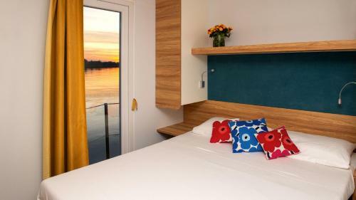 Marina Uno Floating Resort