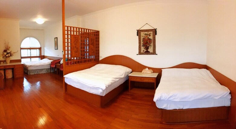 Whales Mountain & Seaview Resort