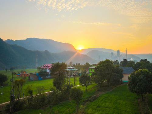Hotel Oyo 26724 Mid Way Tourist Resort
