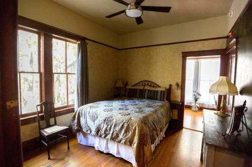 Bed & Breakfast Oakland Manor House Inn