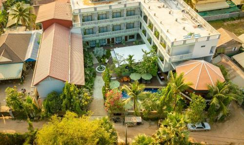 Hotel Reveal Courtyard In Reveal Angkor