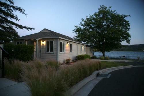 Hotel Clear Lake Cottages & Marina