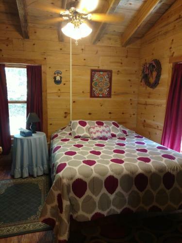 Crossroads Motel & Cabins