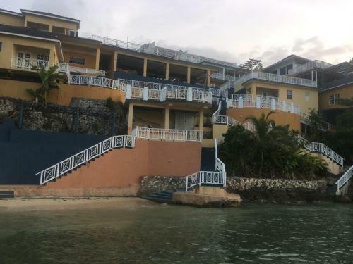 Hotel Moxons Beach Club