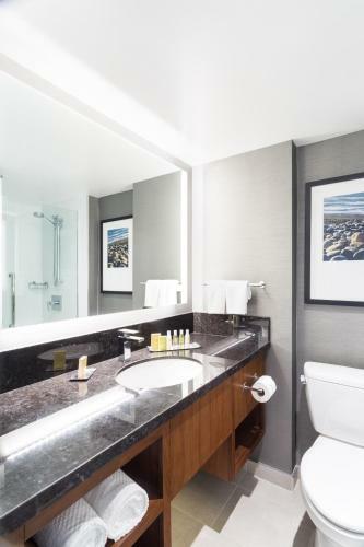 Doubletree By Hilton Hotel & Suites Victoria