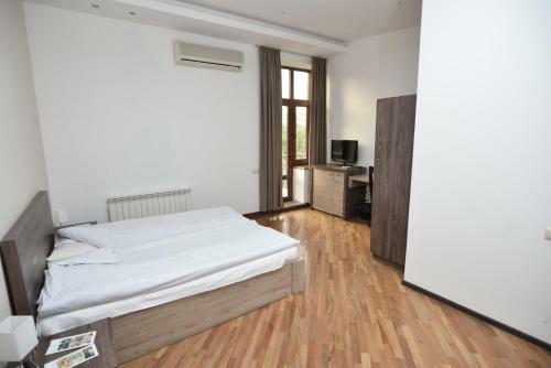 City Hotel By Picnic
