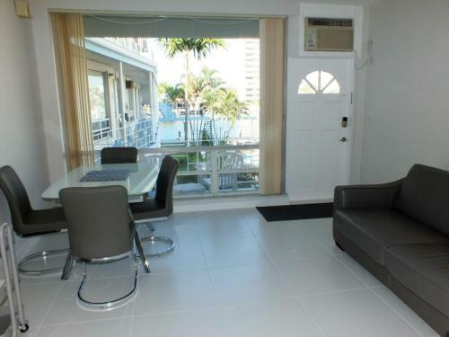 Hotel Holiday Isle Yacht Club