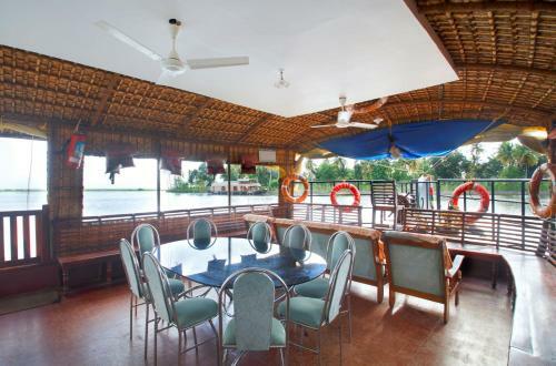 Hotel Shivaganga Houseboat