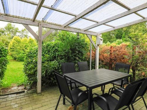Three-bedroom Holiday Home In Roslev 13