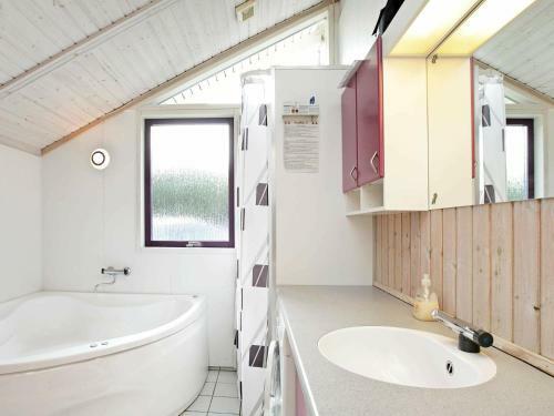 Three-bedroom Holiday Home In Oksb�l 38