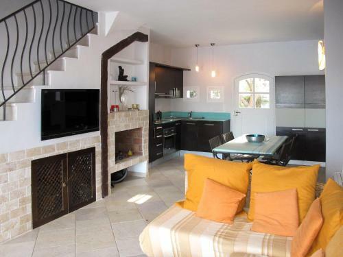 Holiday Home Capri (pog125)