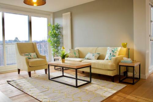 2 Bedroom Apartment With Free Parking Sleeps 4