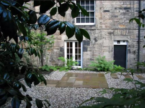 Apartamento New Town Studio With Patio Sleeps 2