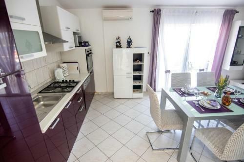 Apartments By The Sea Necujam, Solta - 11090