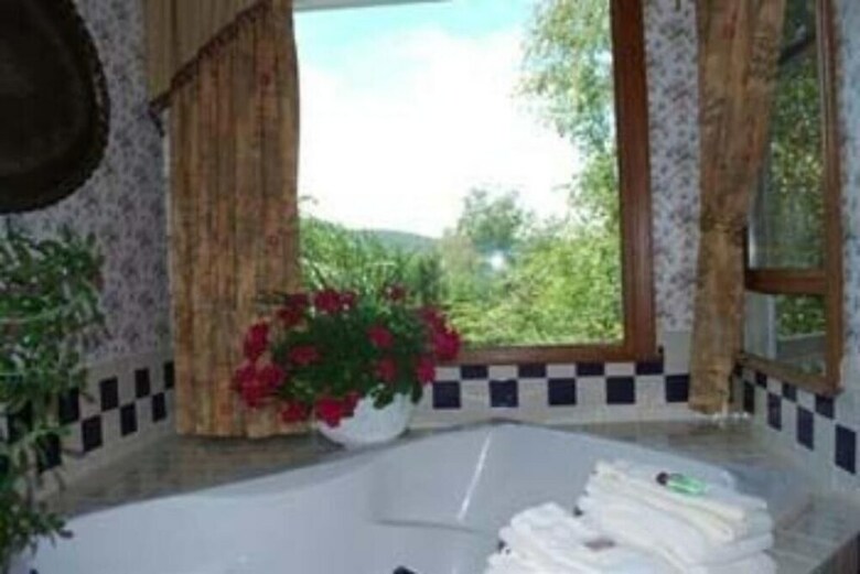 Innisfree Bed & Breakfast By-the-lake