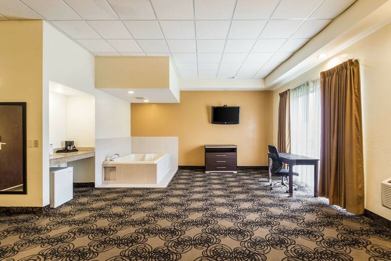 Hotel Quality Suites Milwaukee Airport