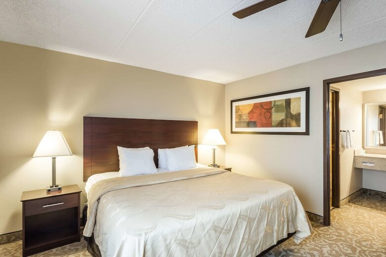 Hotel Quality Suites Milwaukee Airport