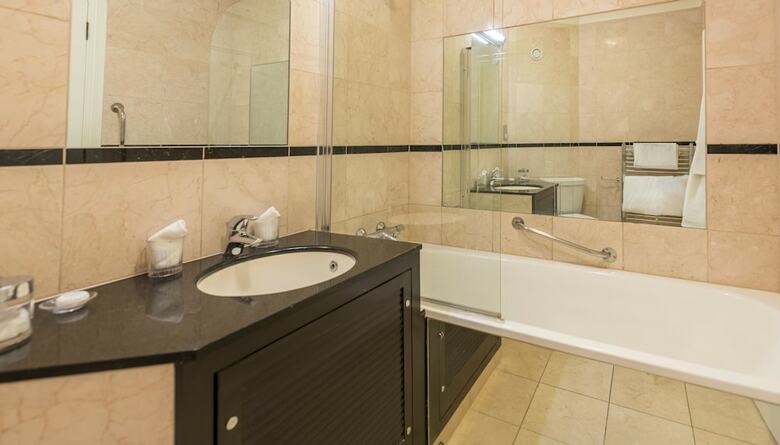 Hotel Careys Manor & Senspa
