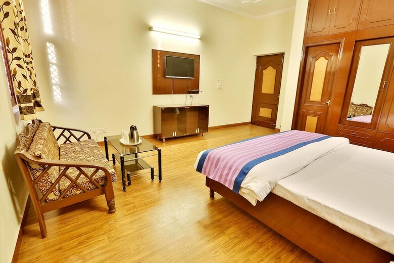 Oyo 402 Hotel Noida Residency