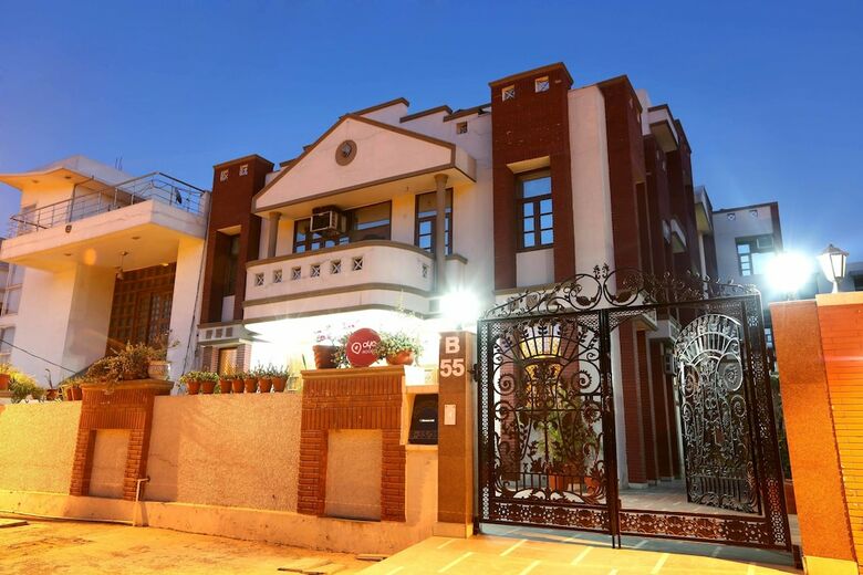 Oyo 402 Hotel Noida Residency