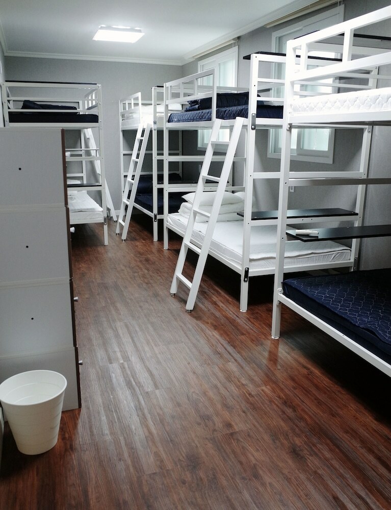Hostal Muju In Guesthouse - Hostel