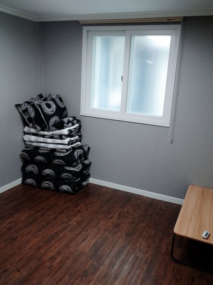 Hostal Muju In Guesthouse - Hostel