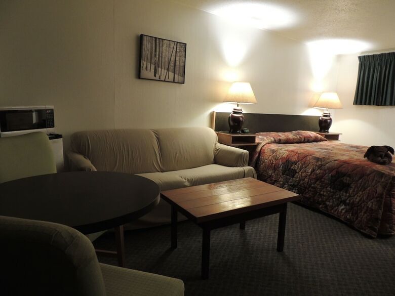 100 Mile Motel & Rv Park