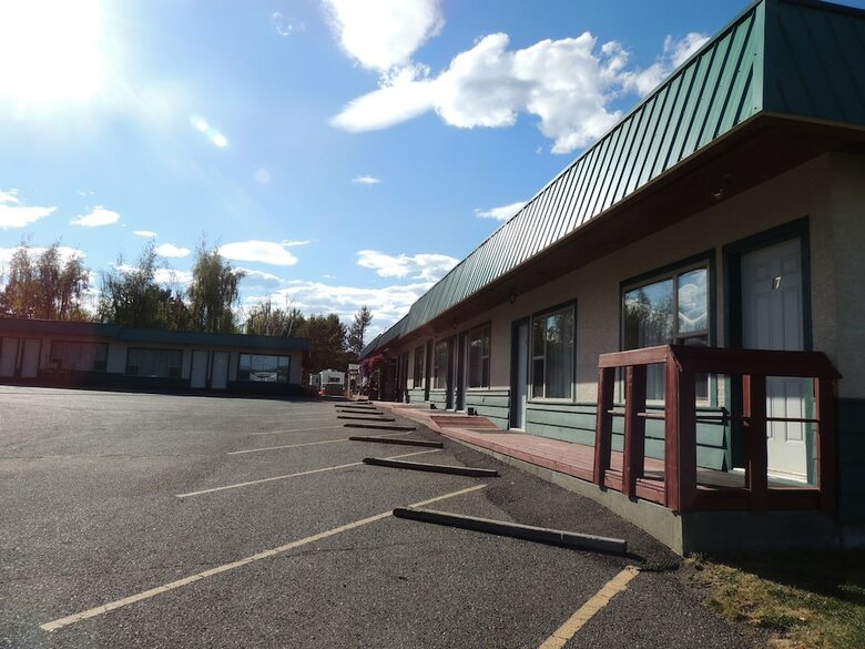 100 Mile Motel & Rv Park
