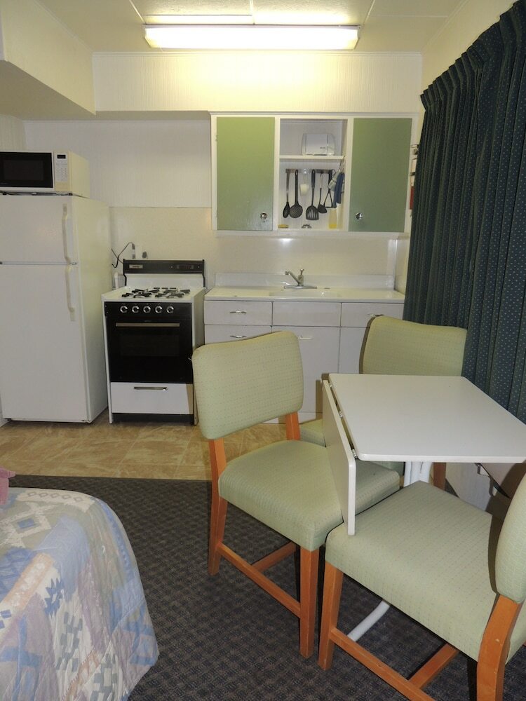 100 Mile Motel & Rv Park