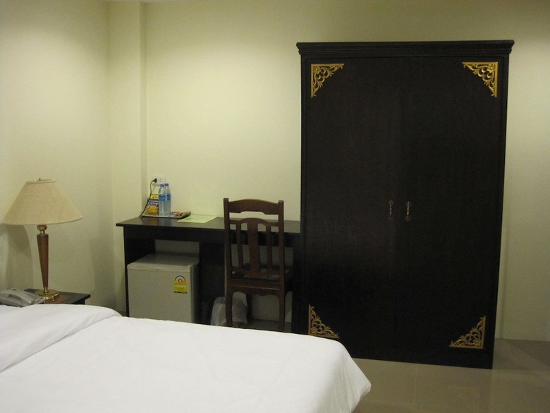 Hotel The Bang Khun Phrom Suites