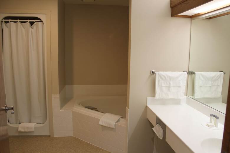 Hotel Farmstead Inn & Conference Center