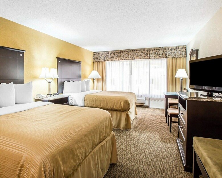 Hotel Quality Inn & Suites Airpark East