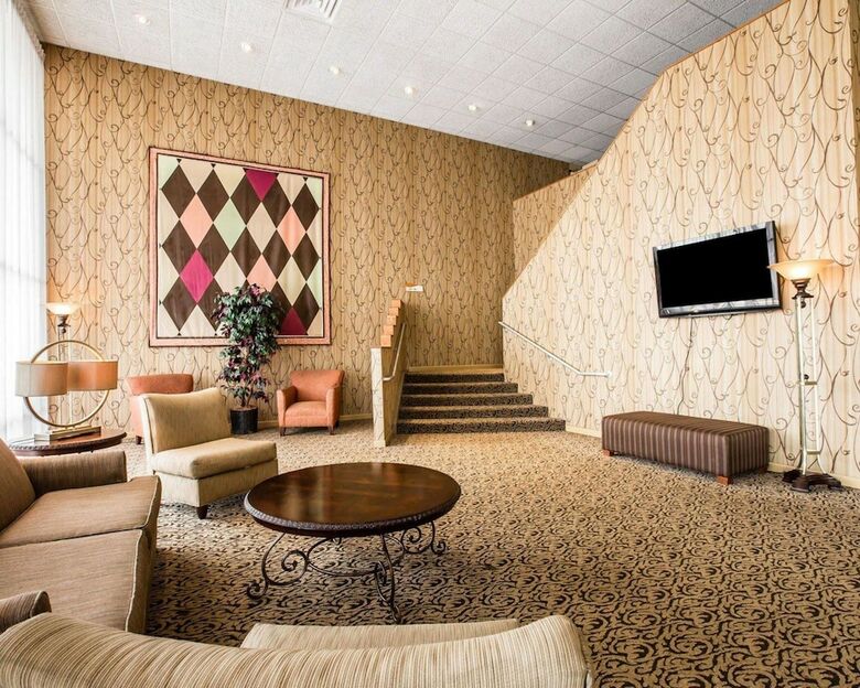 Hotel Quality Inn & Suites Airpark East
