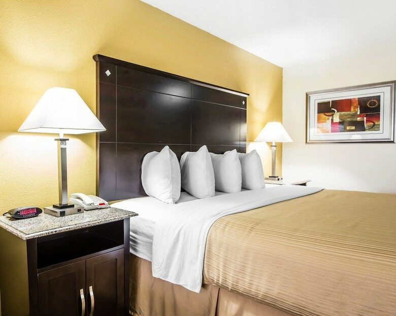 Hotel Quality Inn & Suites Airpark East