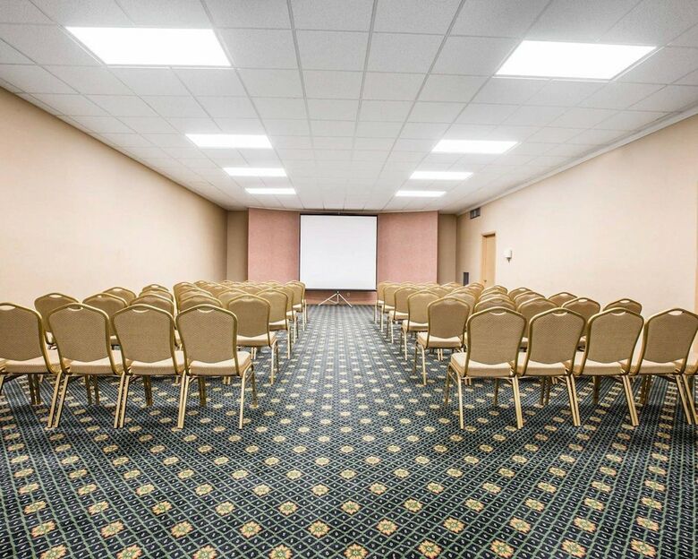 Hotel Quality Inn & Suites Airpark East