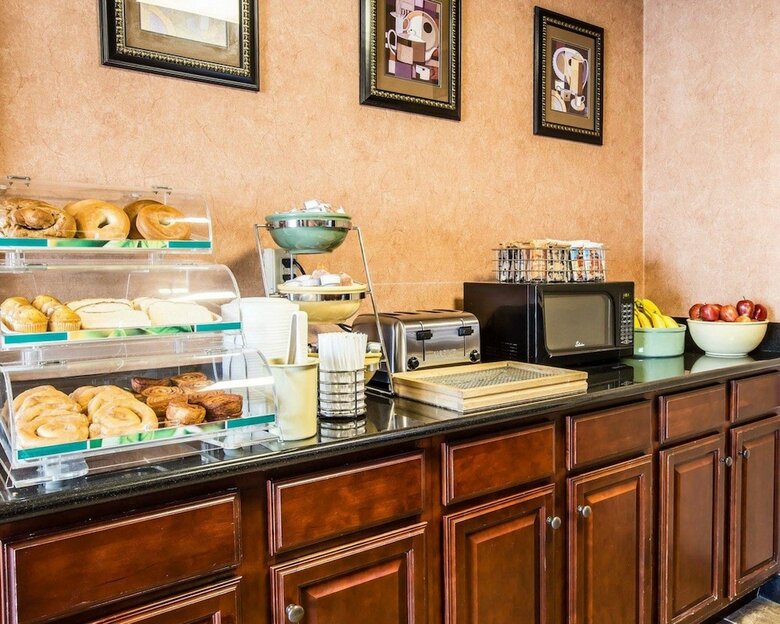 Hotel Quality Inn & Suites Airpark East