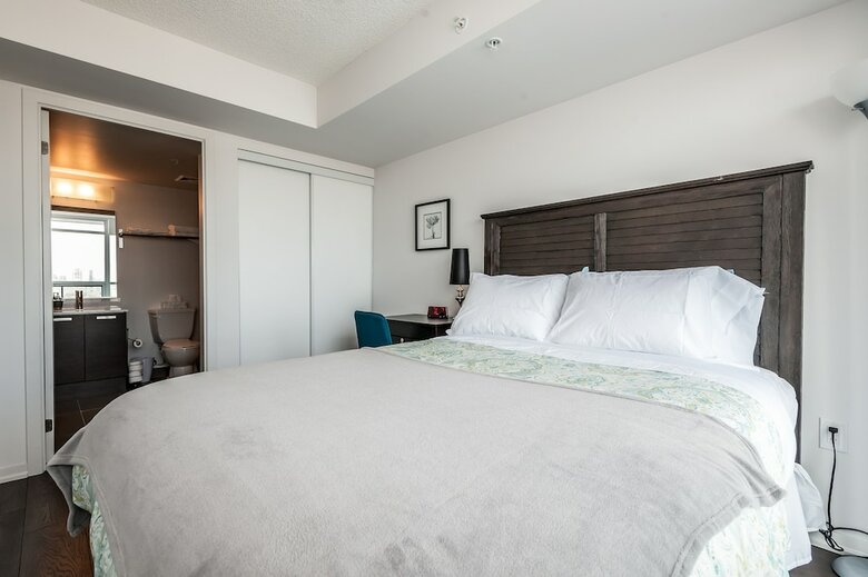 Life Suites Soho 2 Bed | 2 Bath Cn Tower View
