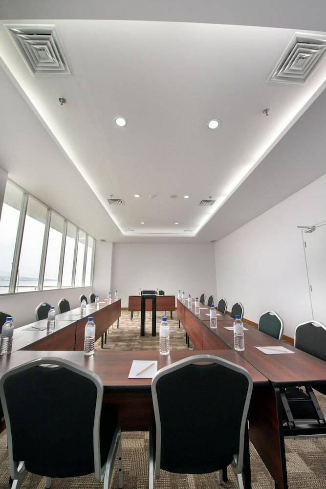 Whiz Prime Hotel Megamas Manado