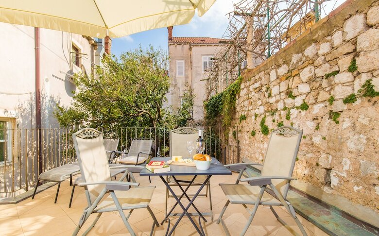 Old Town Apartments By Irundo