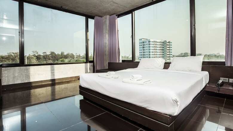 B2 Black Business & Budget Hotel