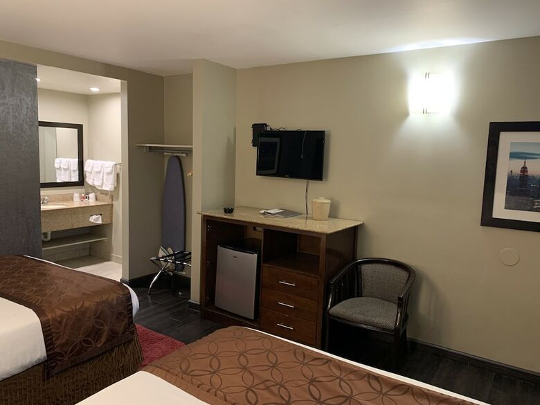 Hotel Ramada By Wyndham Rockville Centre
