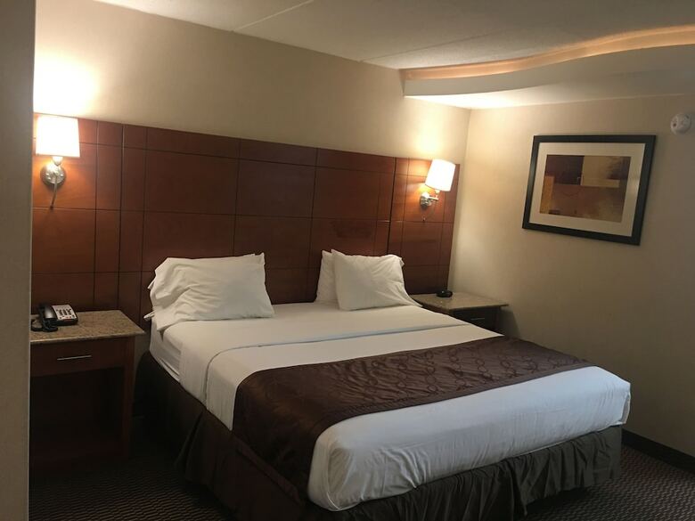 Hotel Ramada By Wyndham Rockville Centre